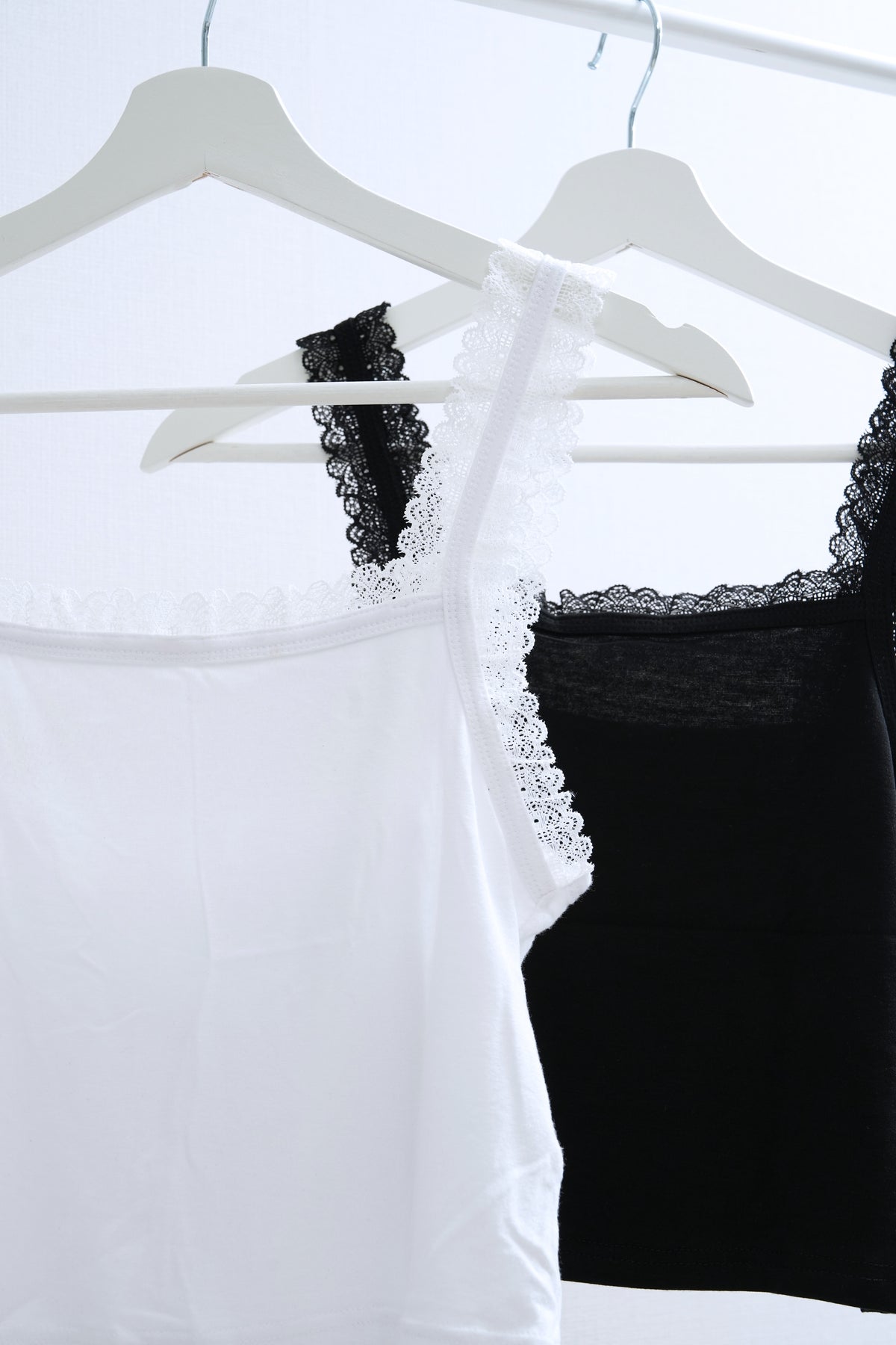 Delicate Scallop Lace Trimmed Square Neck Cami (White/Black)