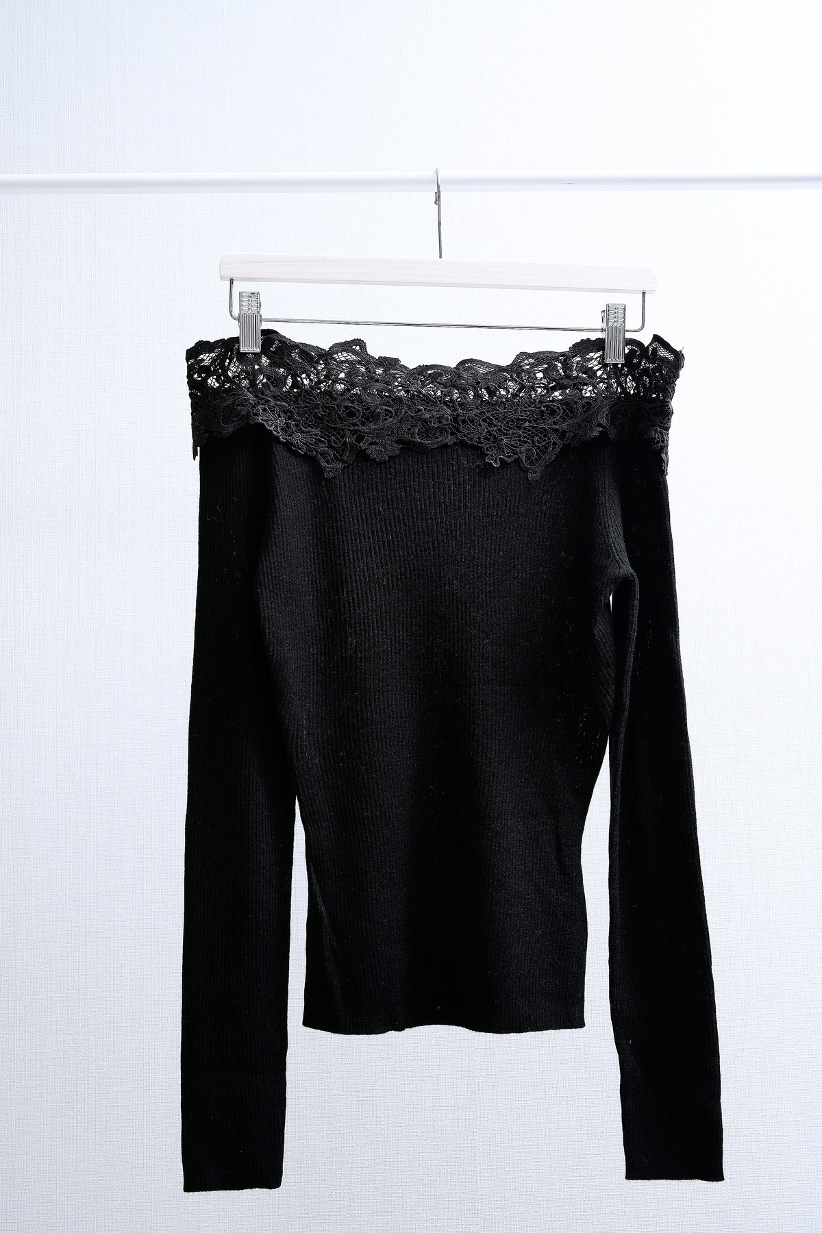 Off-shoulder Floral Lace Trimmed Knit Top (Black/Cream)