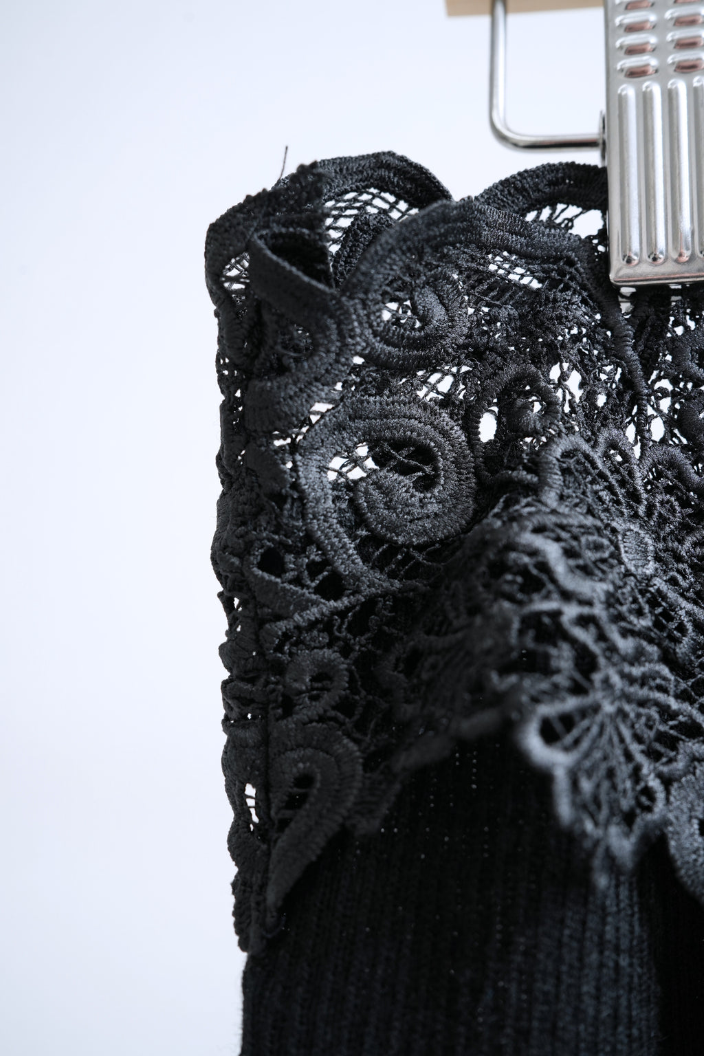 Off-shoulder Floral Lace Trimmed Knit Top (Black/Cream)