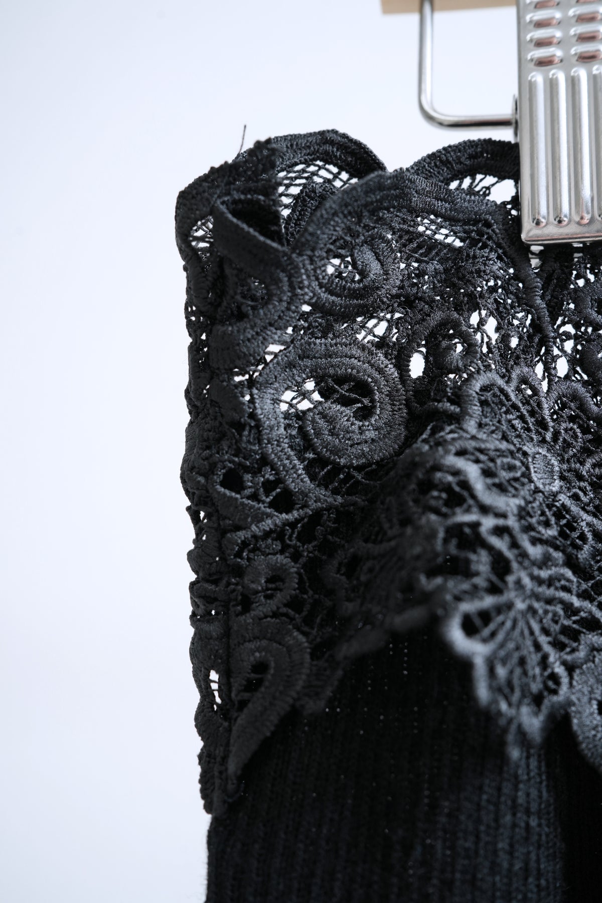 Off-shoulder Floral Lace Trimmed Knit Top (Black/Cream)