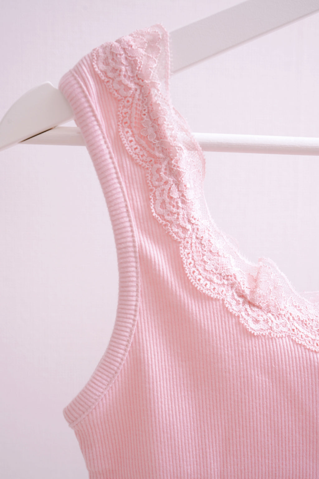 Delicate Ribbon Lace-Trimmed Ribbed Tank Top (Pink/Whie/Pink)