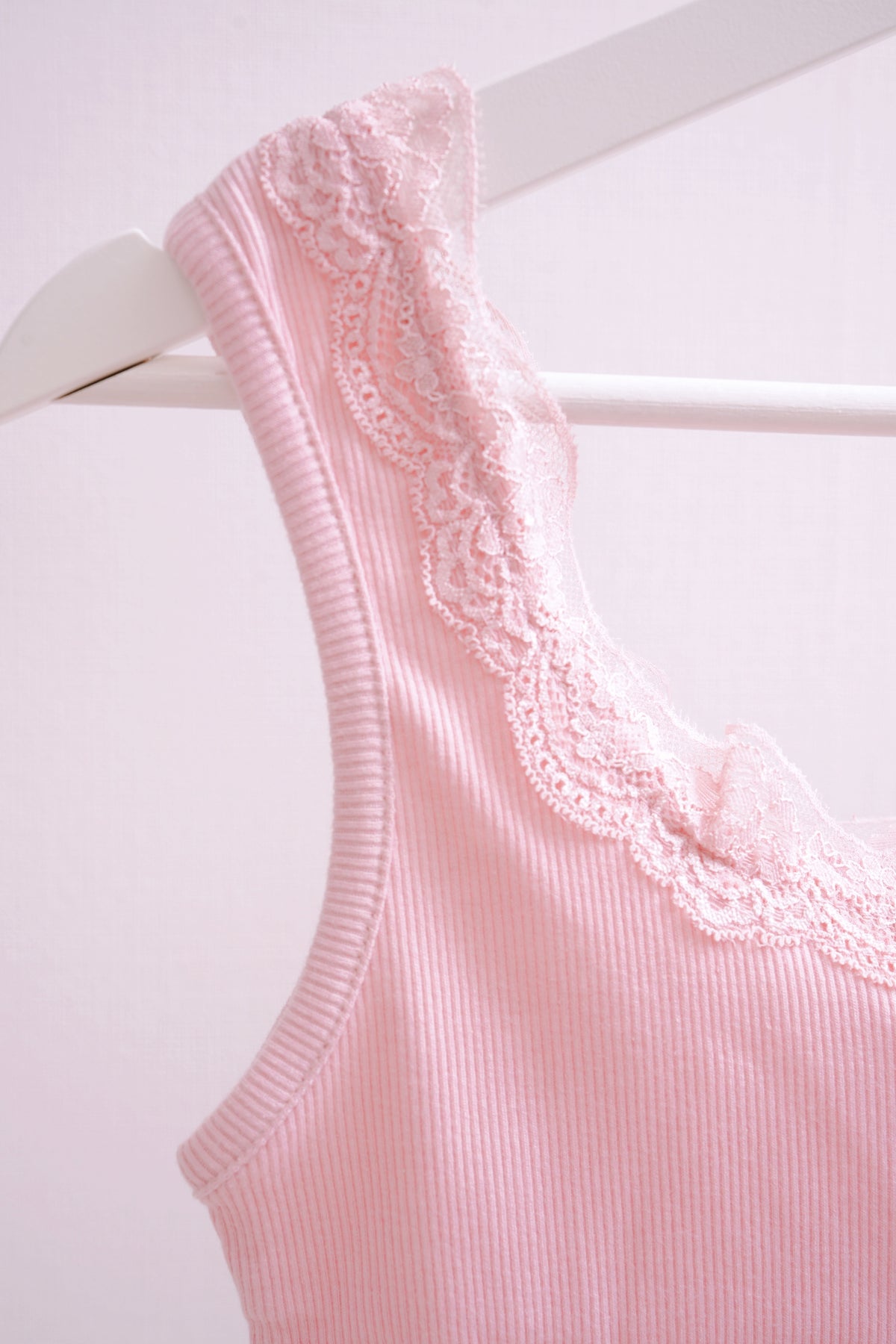Delicate Ribbon Lace-Trimmed Ribbed Tank Top (Pink/Whie/Pink)