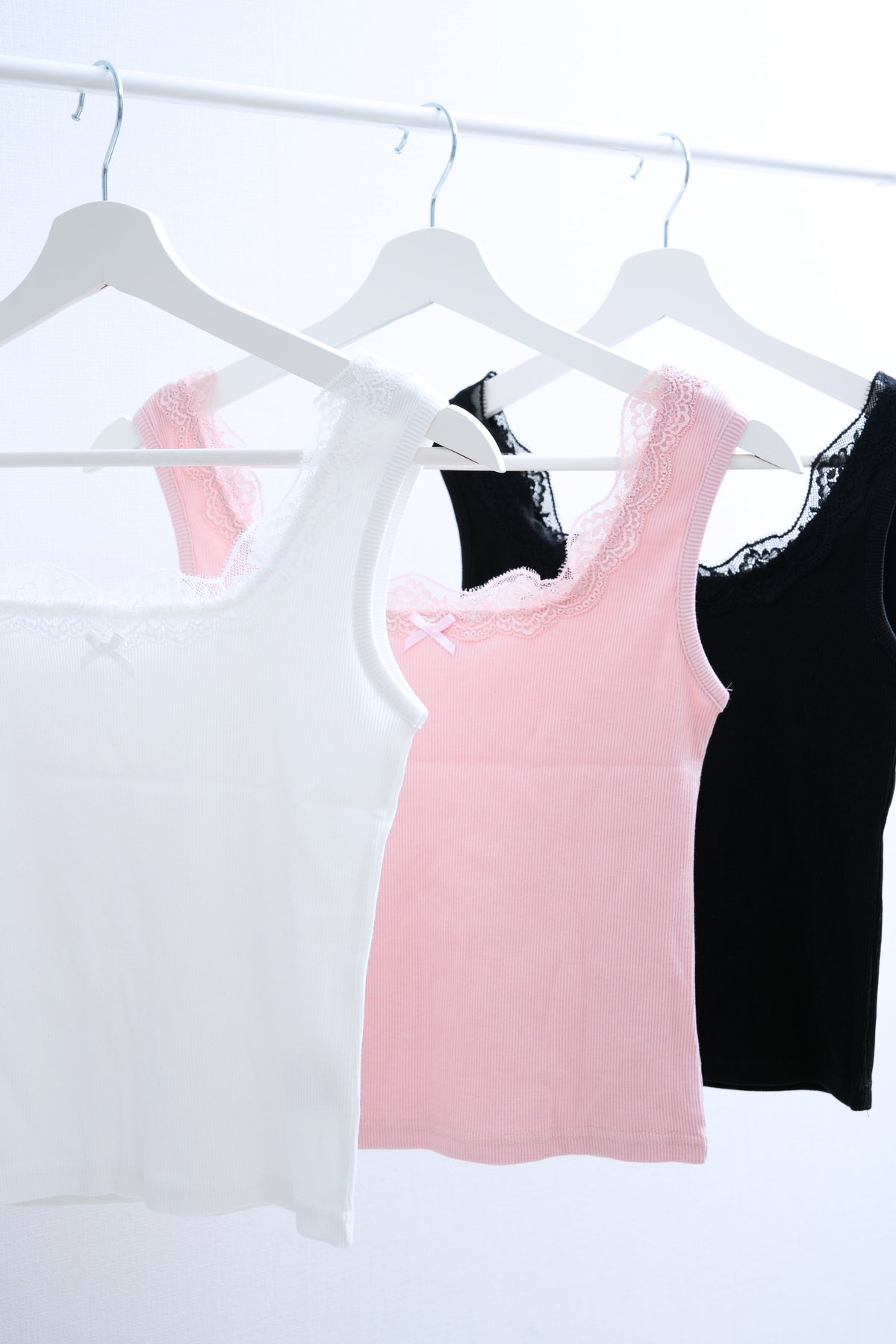 Delicate Ribbon Lace-Trimmed Ribbed Tank Top (Pink/Whie/Pink)