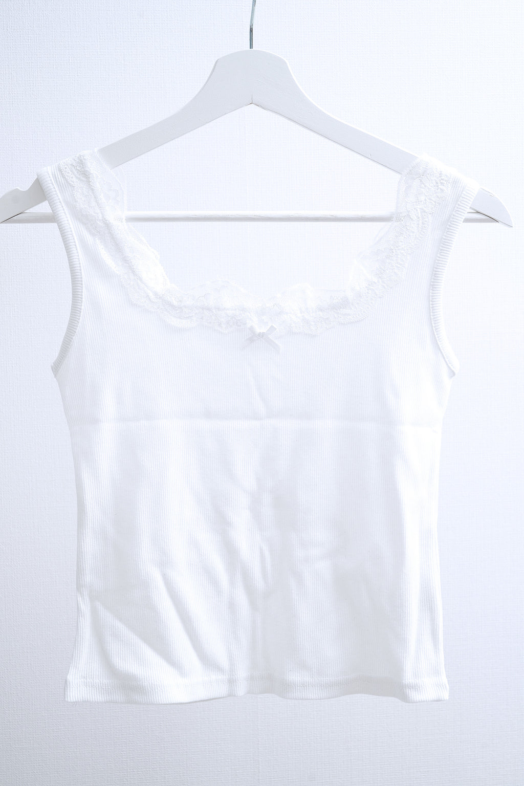 Delicate Ribbon Lace-Trimmed Ribbed Tank Top (Pink/Whie/Pink)