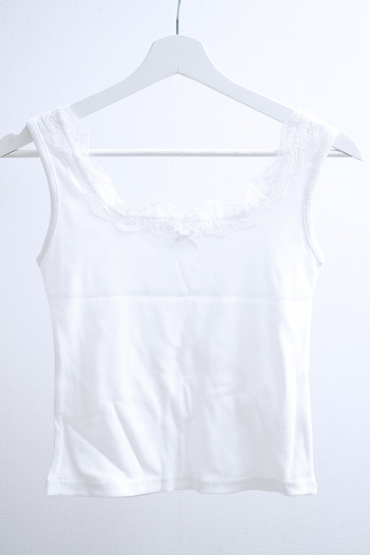 Delicate Ribbon Lace-Trimmed Ribbed Tank Top (Pink/Whie/Pink)
