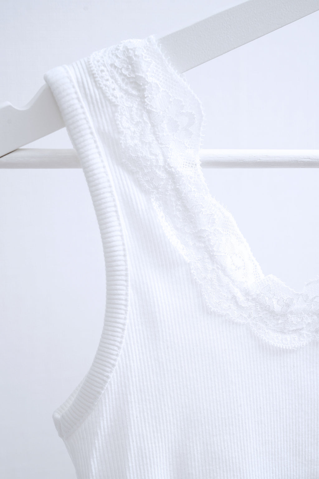 Delicate Ribbon Lace-Trimmed Ribbed Tank Top (Pink/Whie/Pink)