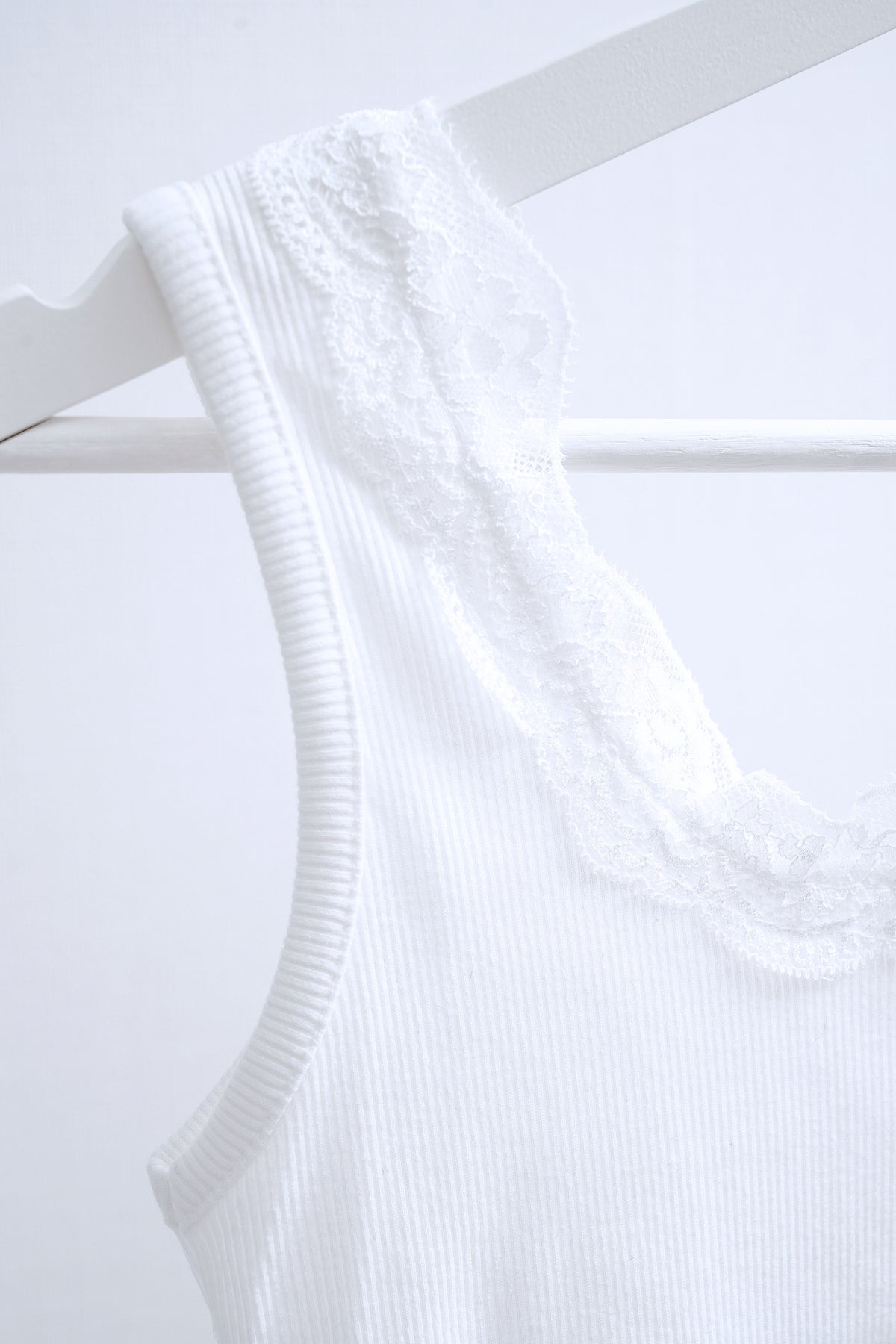 Delicate Ribbon Lace-Trimmed Ribbed Tank Top (Pink/Whie/Pink)