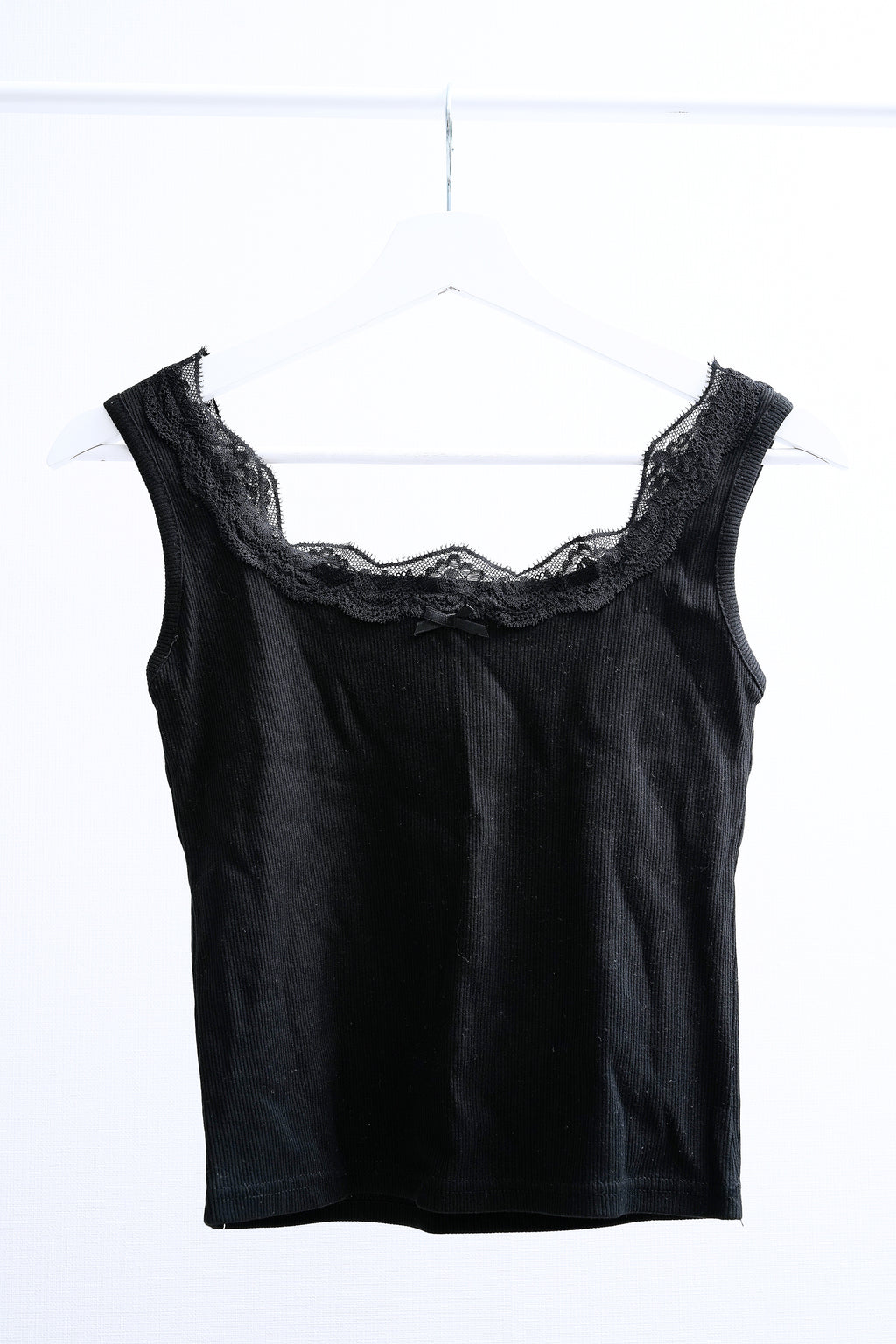 Delicate Ribbon Lace-Trimmed Ribbed Tank Top (Pink/Whie/Pink)