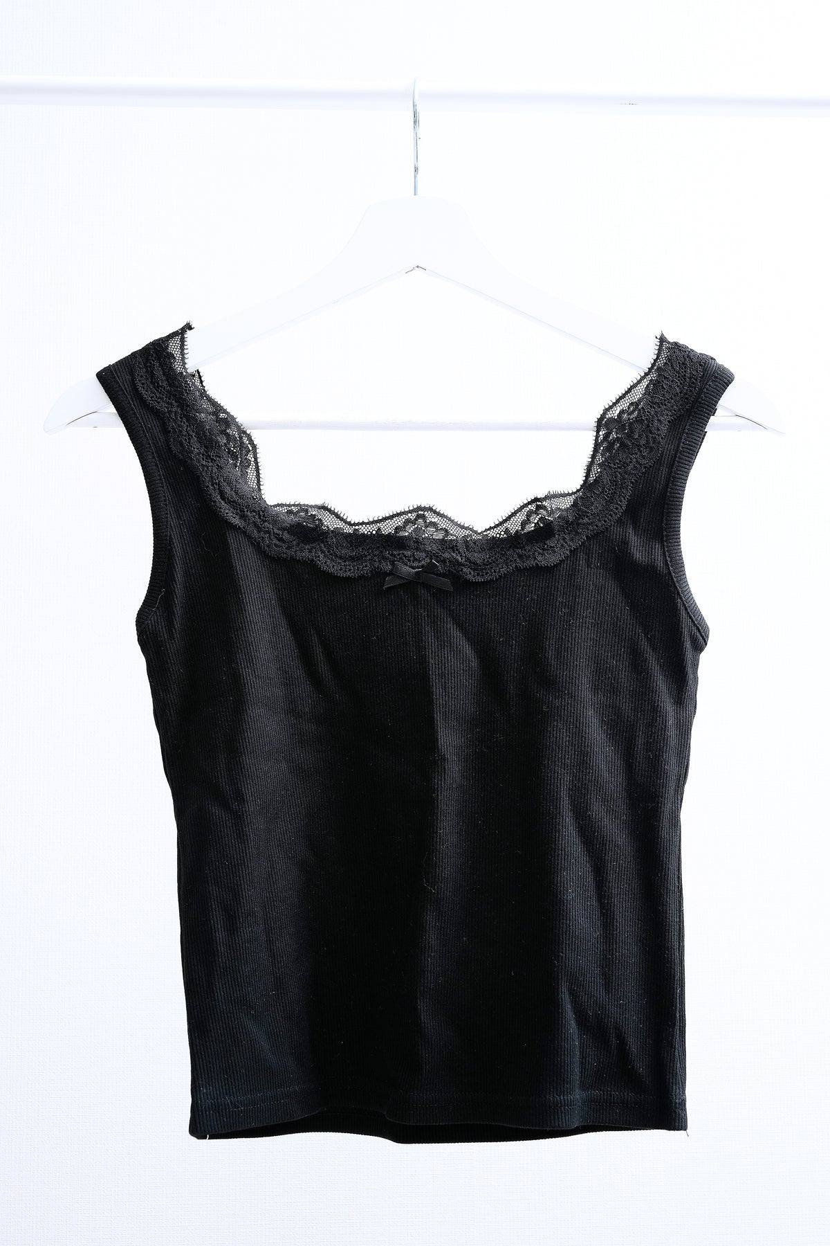 Delicate Ribbon Lace-Trimmed Ribbed Tank Top (Pink/Whie/Pink)