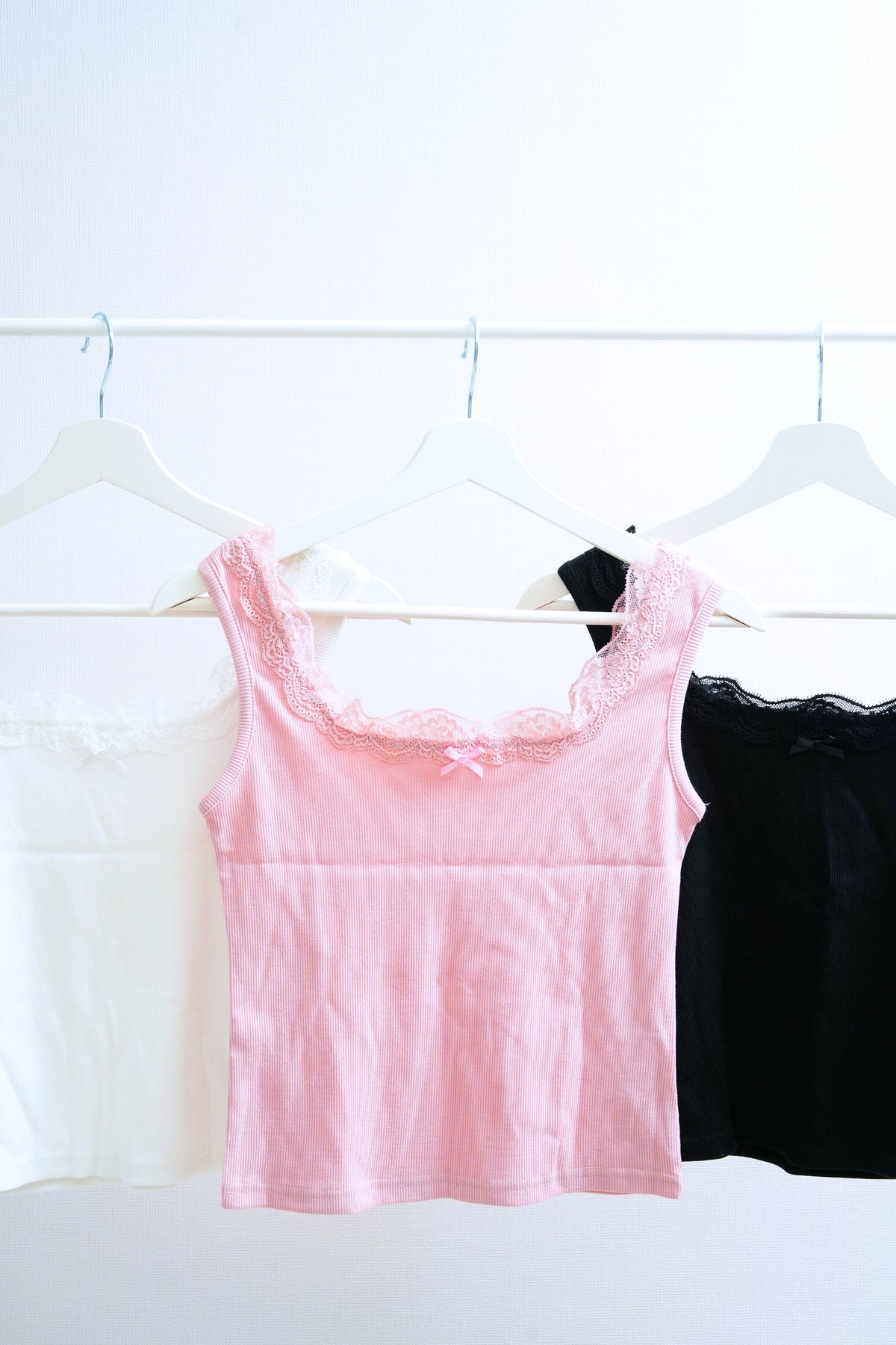 Delicate Ribbon Lace-Trimmed Ribbed Tank Top (Pink/Whie/Pink)
