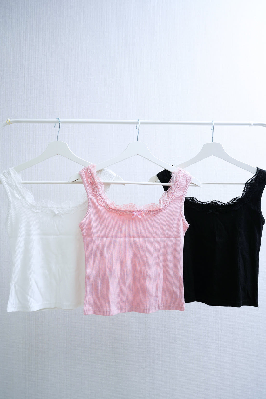 Delicate Ribbon Lace-Trimmed Ribbed Tank Top (Pink/Whie/Pink)